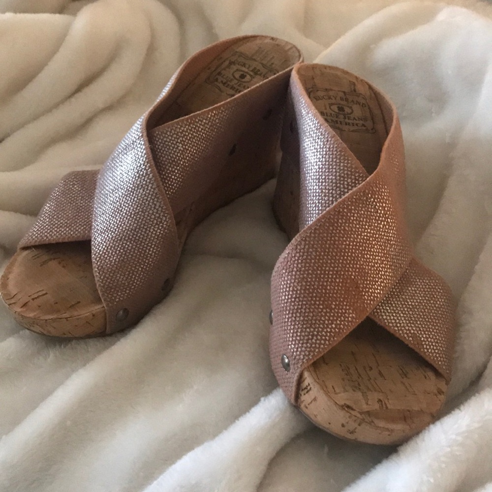 Elastic vamp wedge